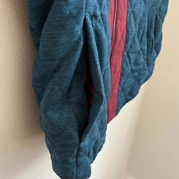 Marmot Women's Medium Quilted Burgundy and Blue Full Zip Vest - Picture 5 of 8